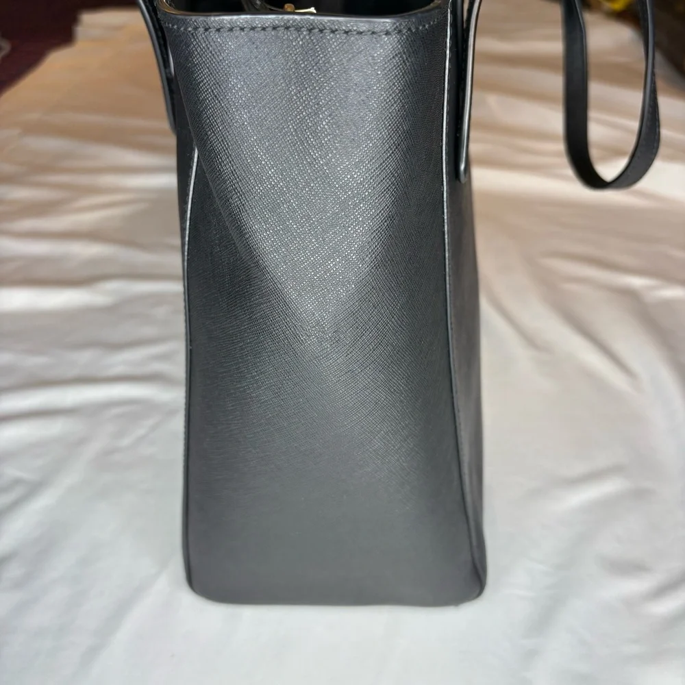 ❌SOLD!❌ $320 Tory Burch York Tote Black Saffiano Leather size Large EUC - Picture 9 of 17